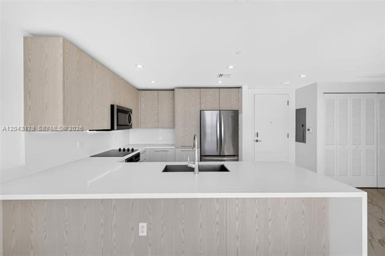 Sunrise Condo: 2000 Metropica Way cu-616