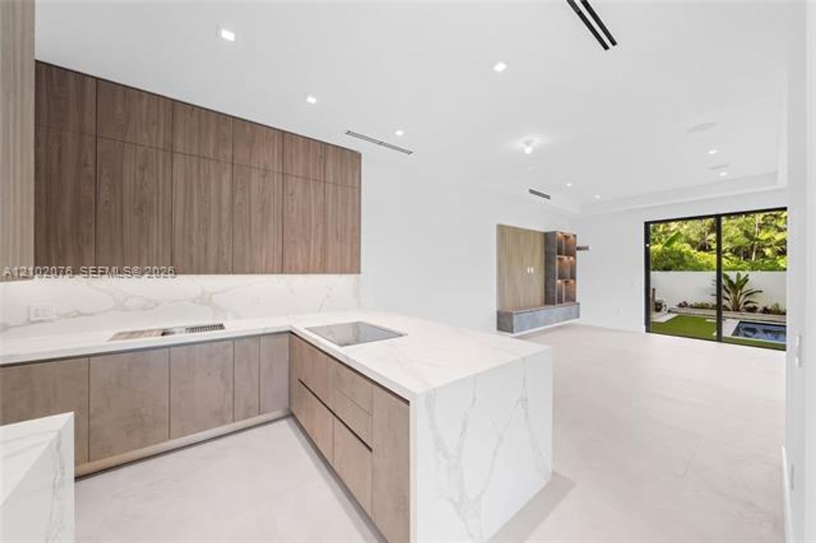 Coral Gables Townhome: 2710 Le Jeune Rd th 2710