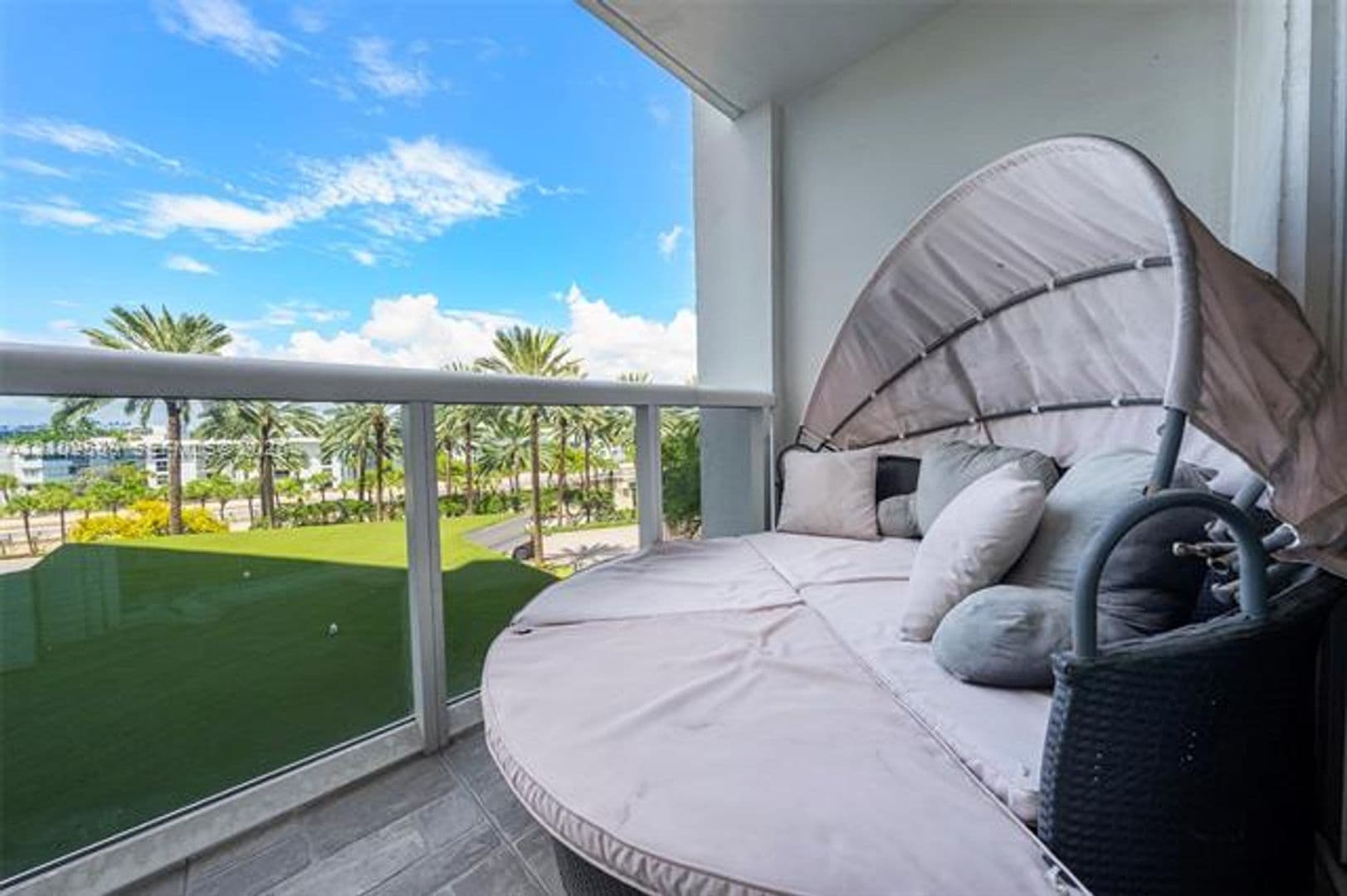 Bal Harbour Condo: 10275 Collins Ave cu-327