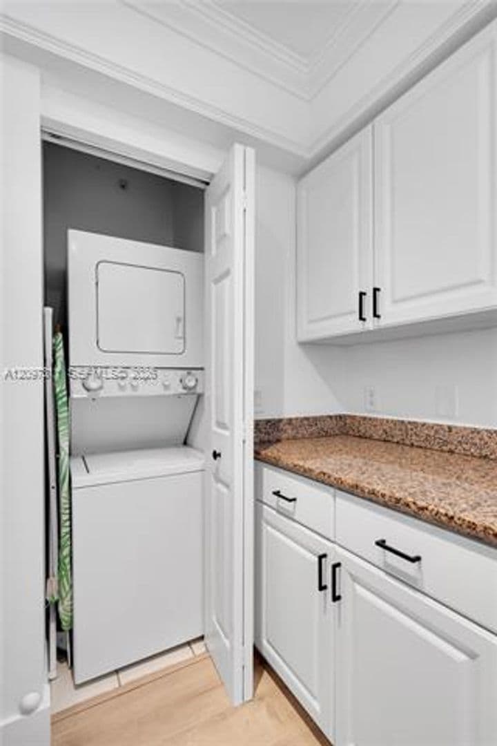 Miami Condo: 1155 Brickell Bay Dr cu-2007