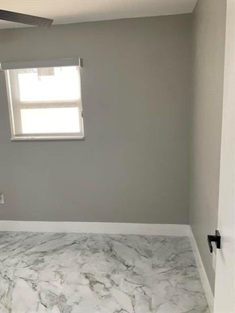 Hollywood House: 5540 Mayo St # 5540