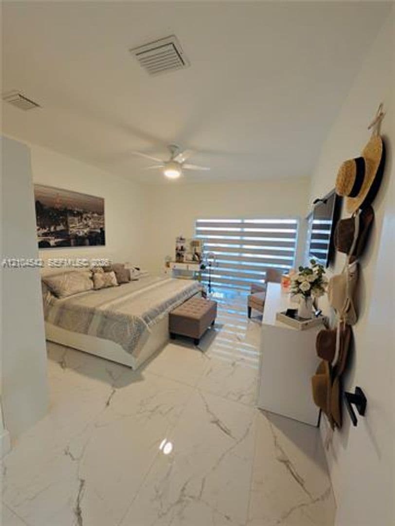 Hialeah House: 8137 NW 199th Ter # 8137