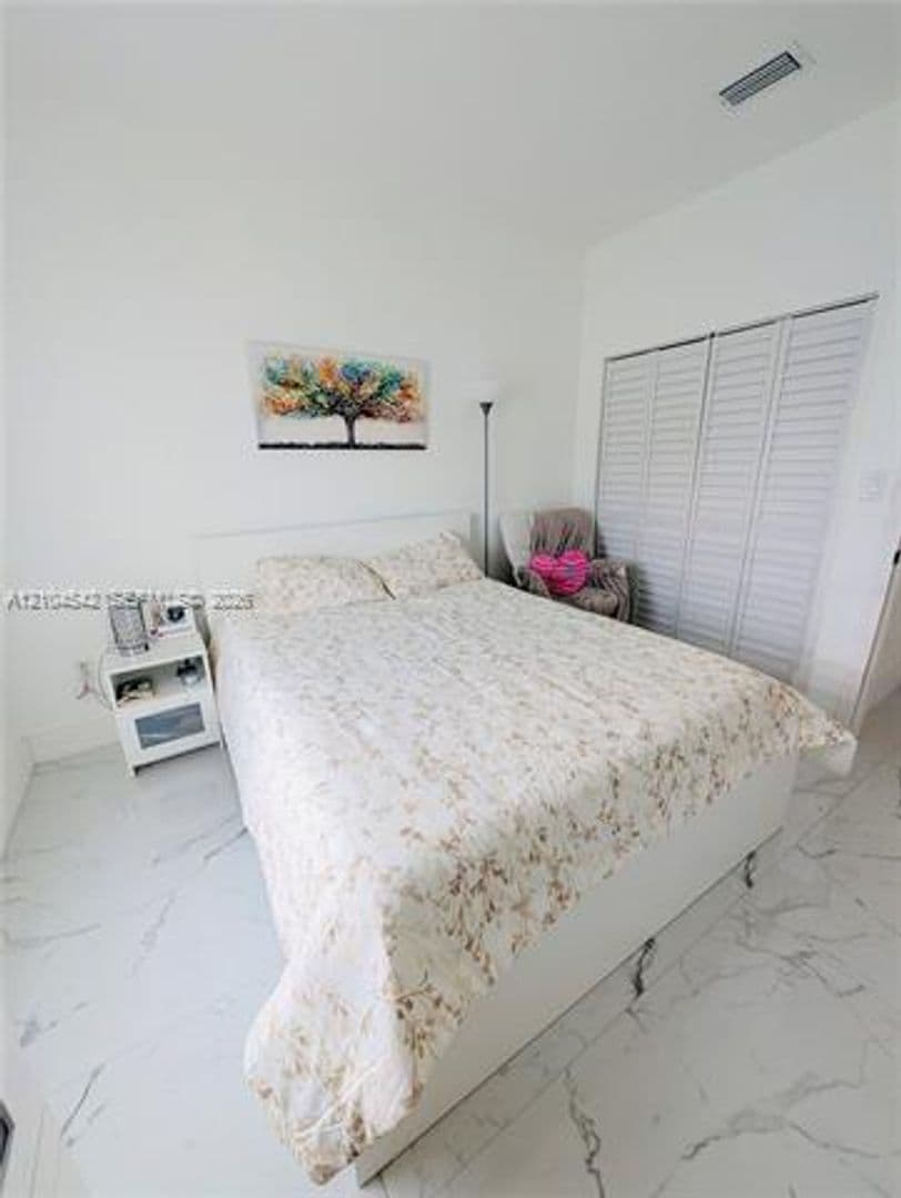 Hialeah House: 8137 NW 199th Ter # 8137