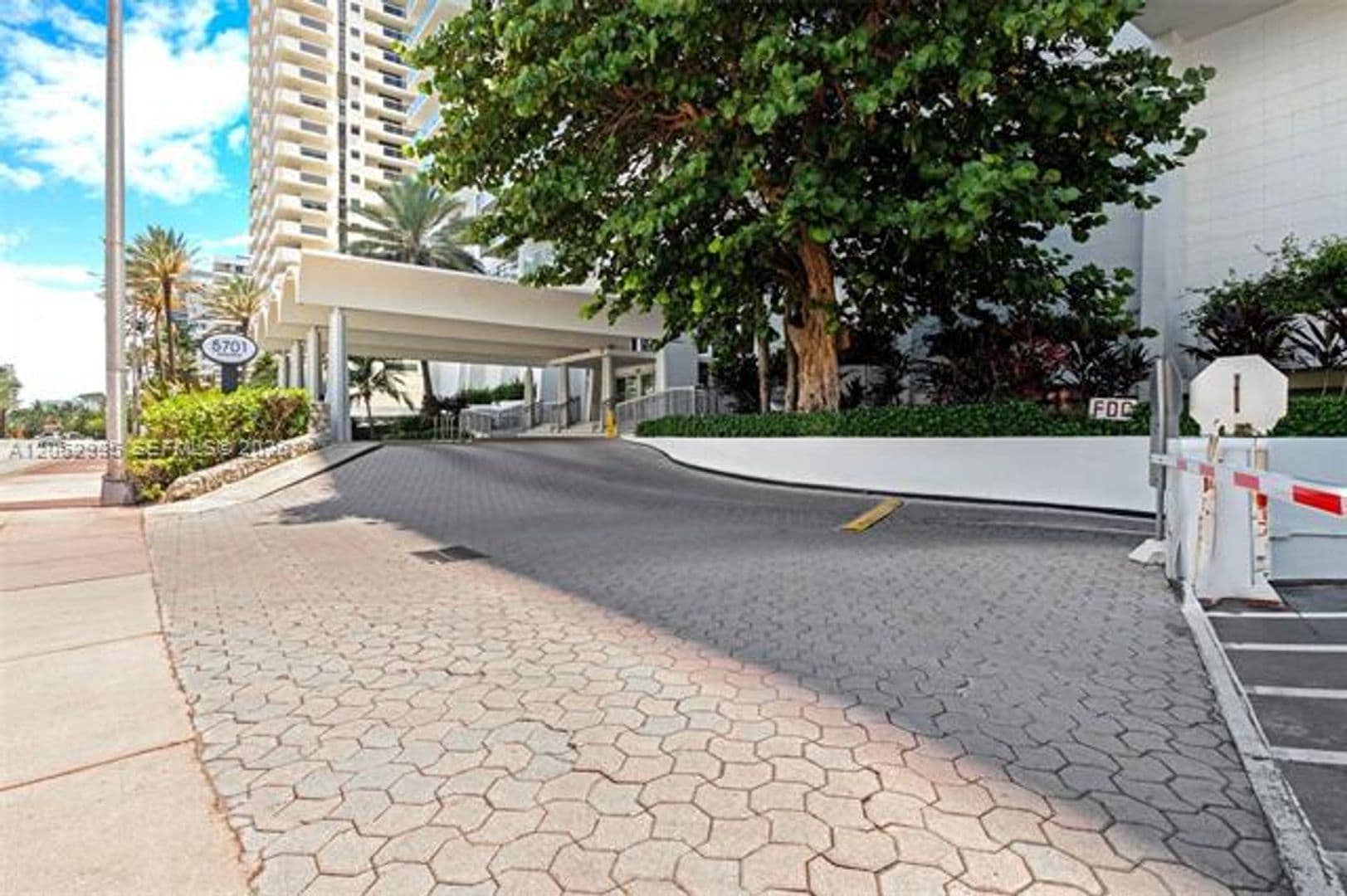 Miami Beach Condo: 5701 Collins Ave cu-919