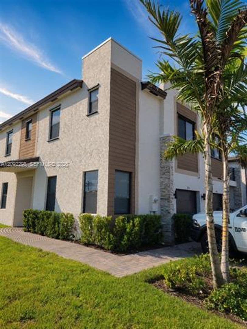 Miami Gardens Townhome: 796 NE 208th Lane th 796