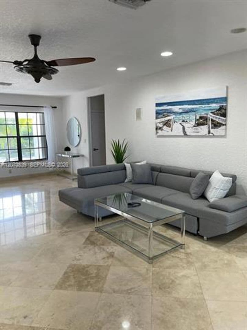 Hallandale Beach House: 612 Hibiscus Dr # 612
