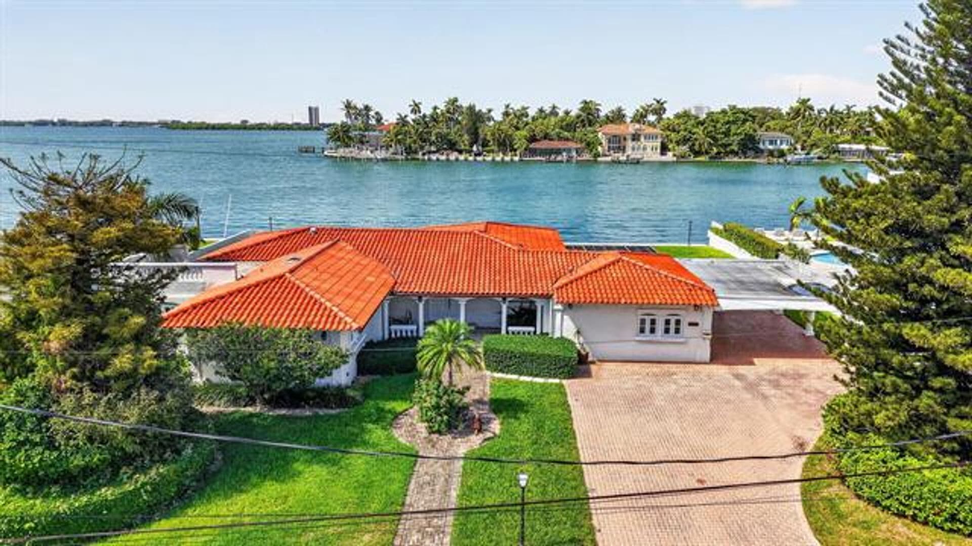 North Bay Village House: 7500 W Treasure Dr # 7500