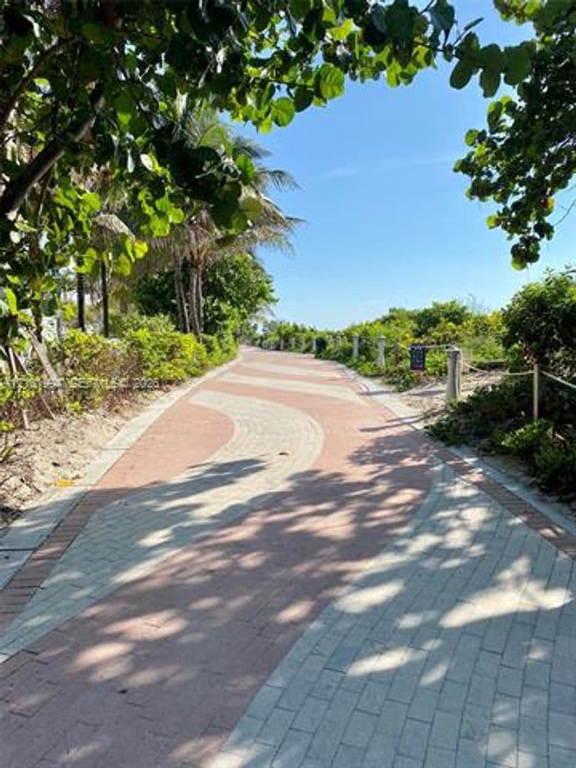 Miami Beach Condo: 2301 Collins Av cu-737