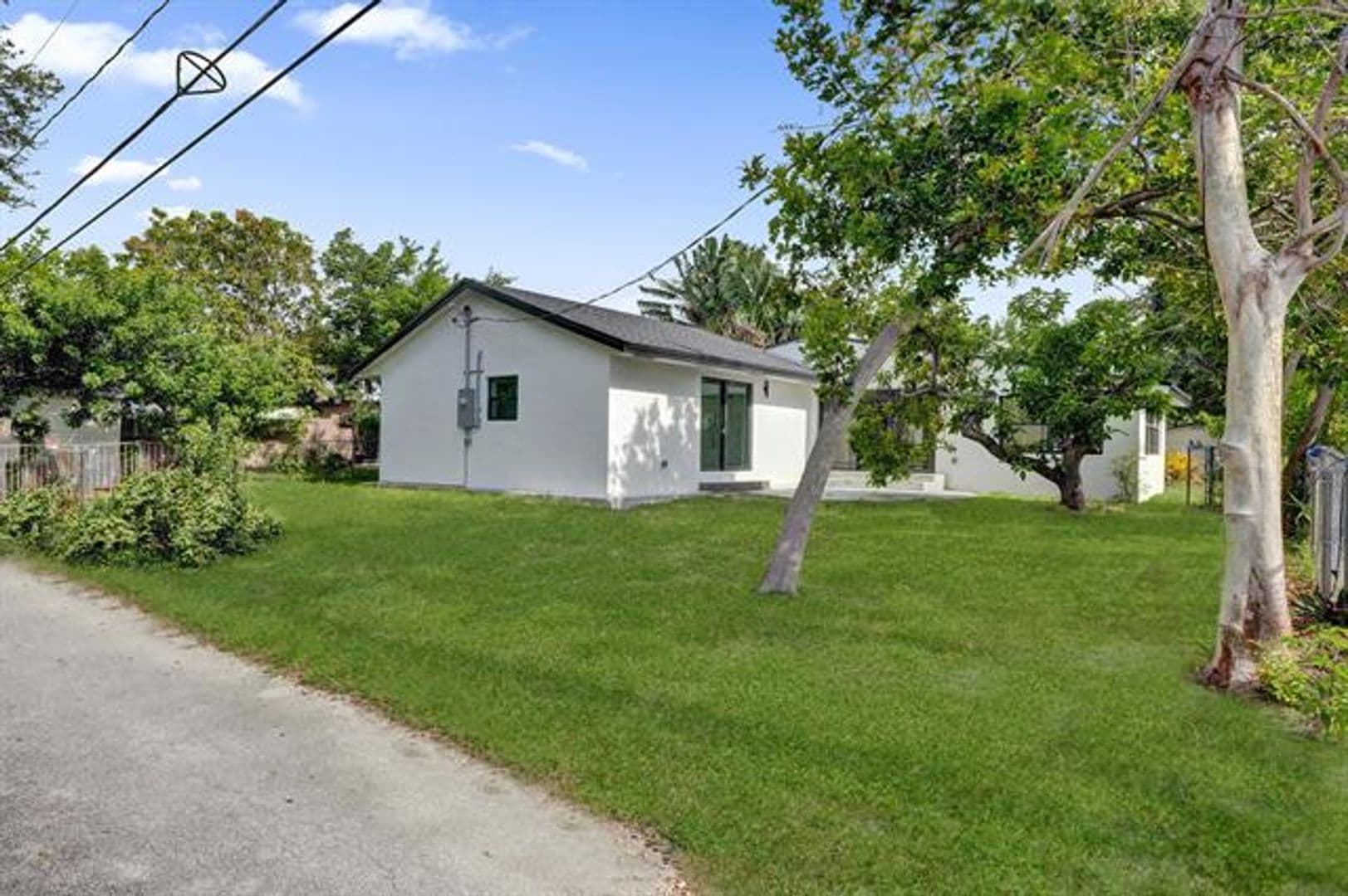 Hollywood House: 3234 Taft St # 3234