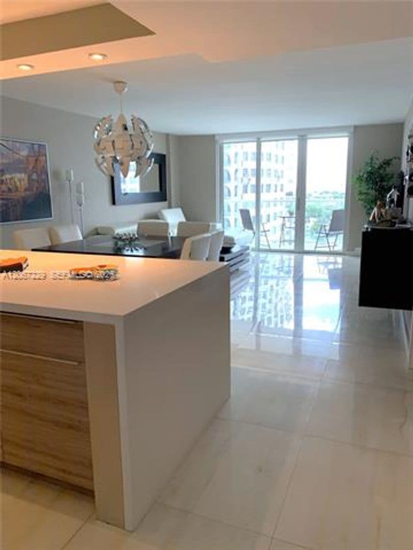 Miami Beach Condo: 5701 Collins Ave cu-1003