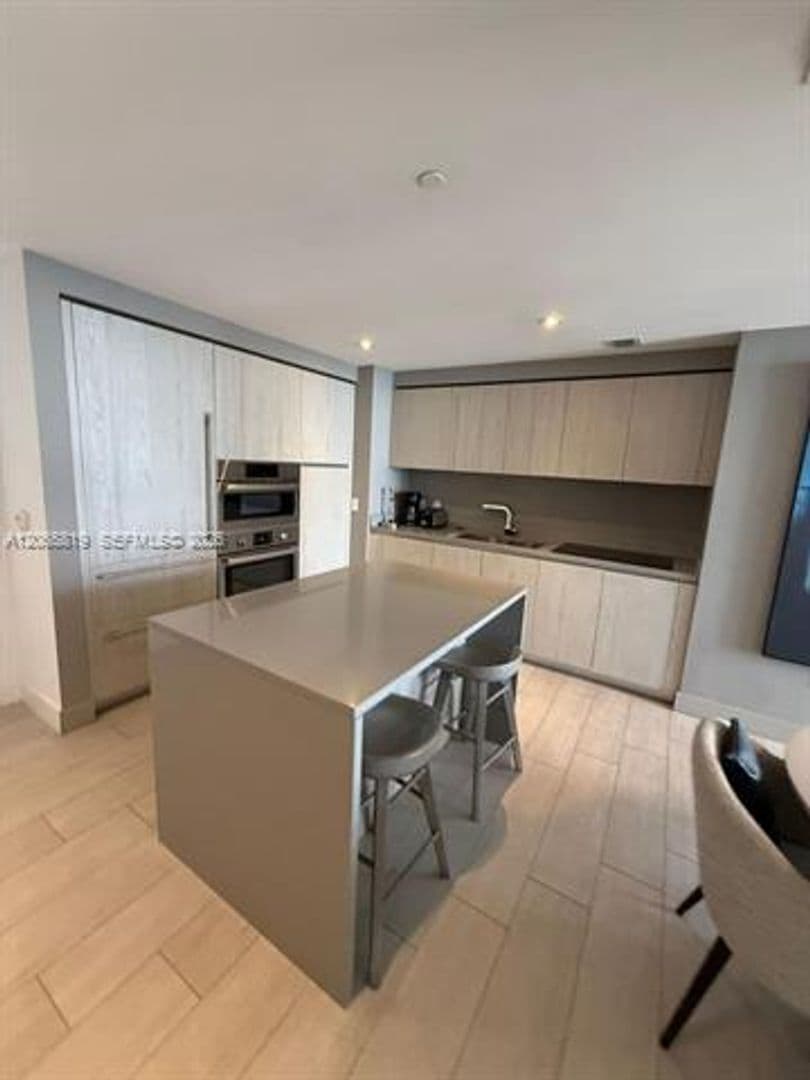 Hollywood Condo: 4010 S Ocean Dr cu-T3507