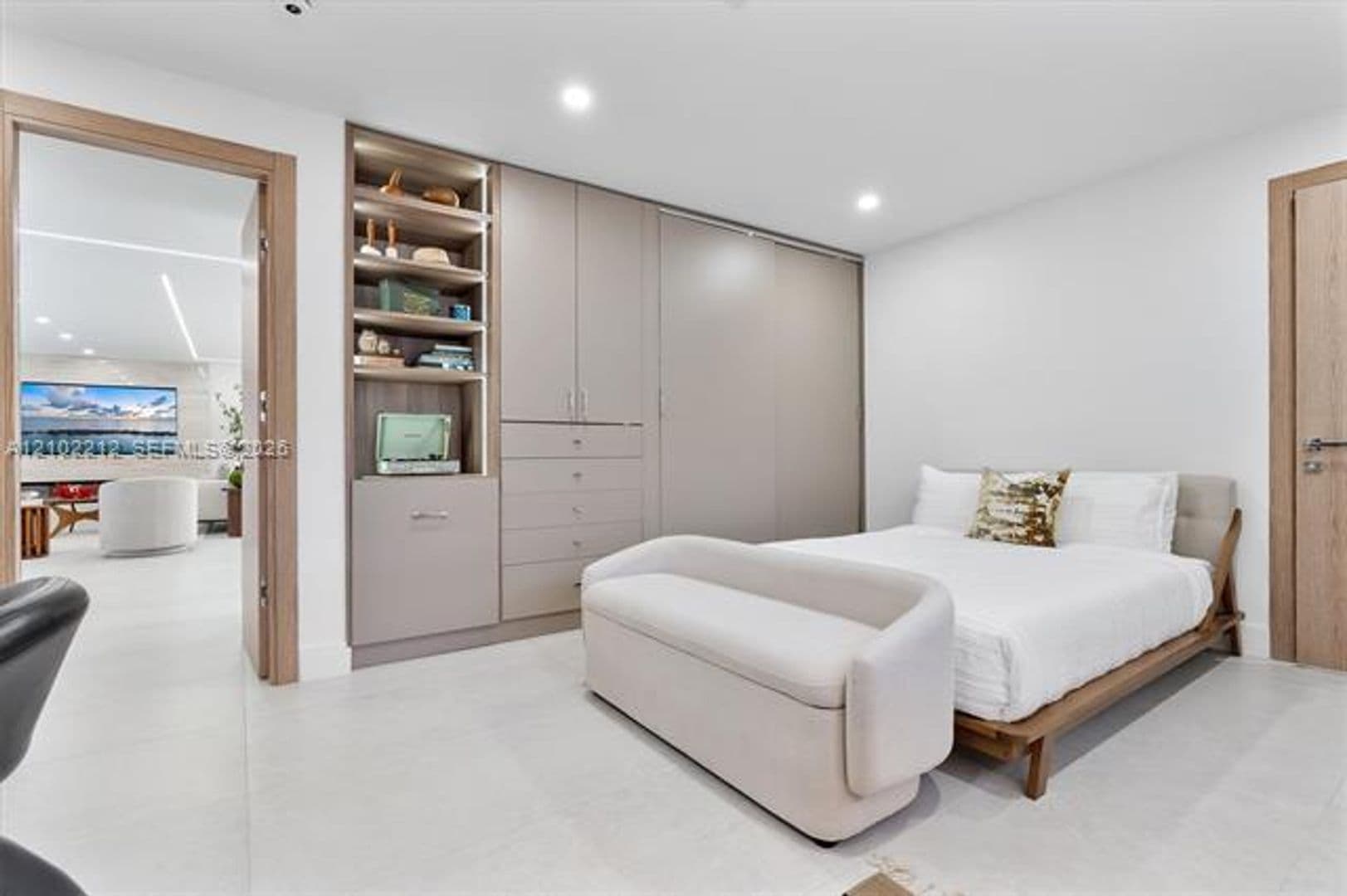 Hollywood House: 4000 N Circle Dr # 4000