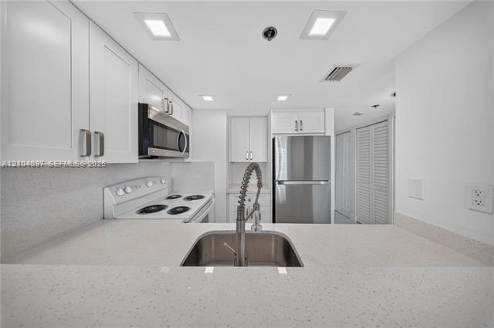 Miami Condo: 540 Brickell Key Dr cu-916
