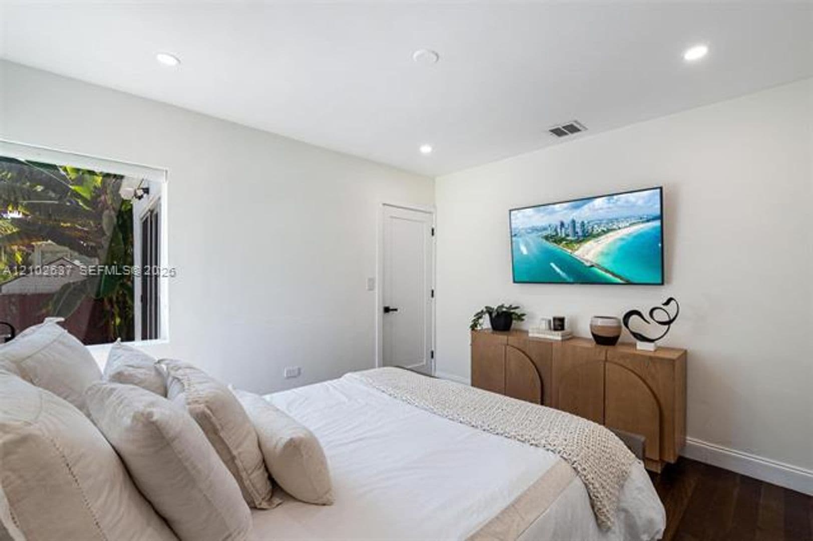 Miami House: 945 NE 82nd St # 945