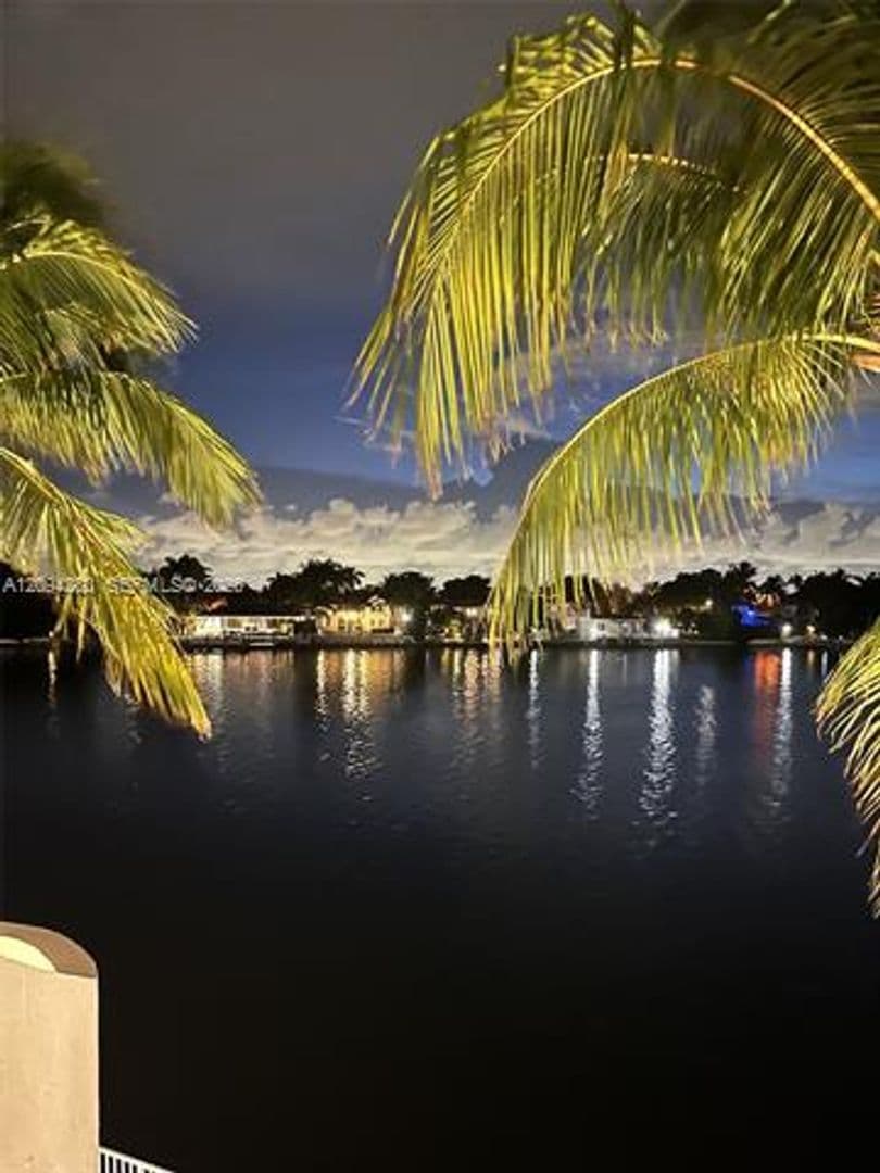 Miami Beach Condo: 5880 Collins Ave cu-PH-1