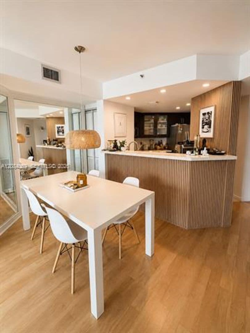 Miami Beach Condo: 5880 Collins Ave cu-903