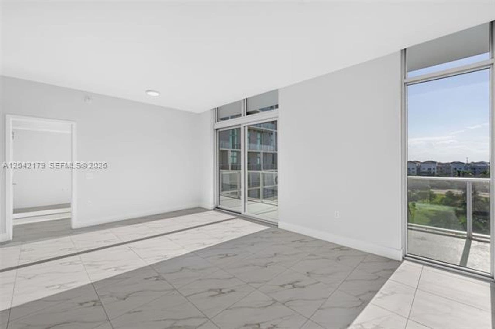 Sunrise Condo: 2000 Metropica Way cu-616