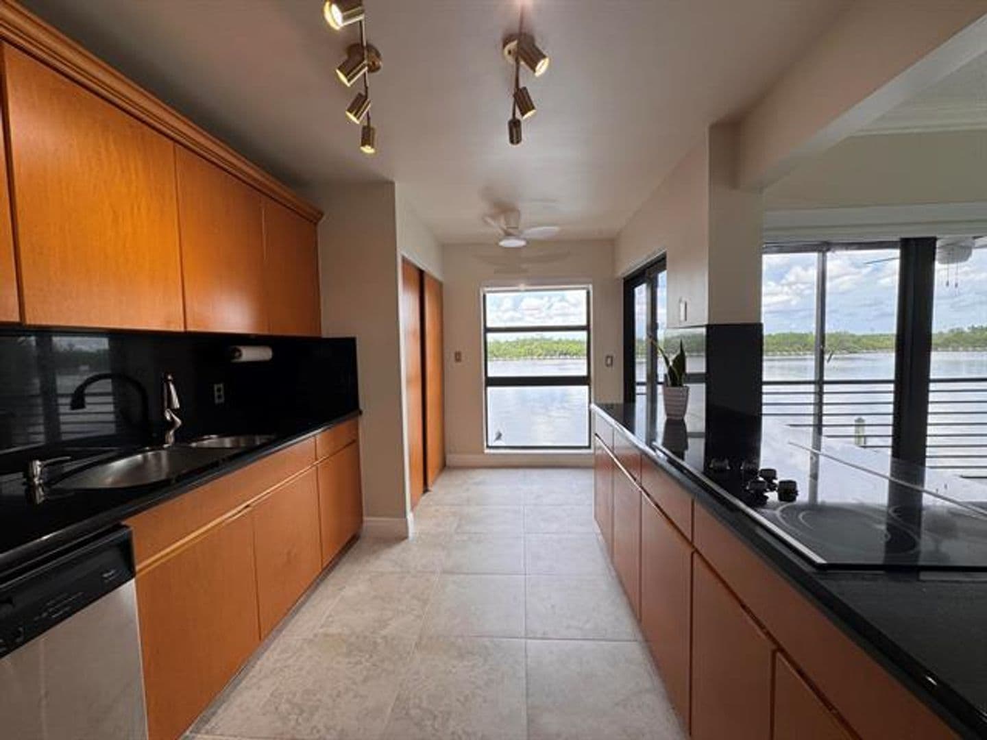 Hollywood Condo: 3200 N Ocean Dr cu-206