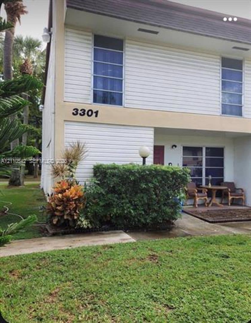 Hollywood Townhome: 3301 NW Raleigh St th 4A