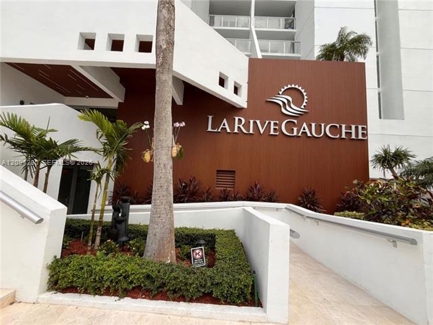 Miami Beach Condo: 5880 Collins Ave cu-PH-1