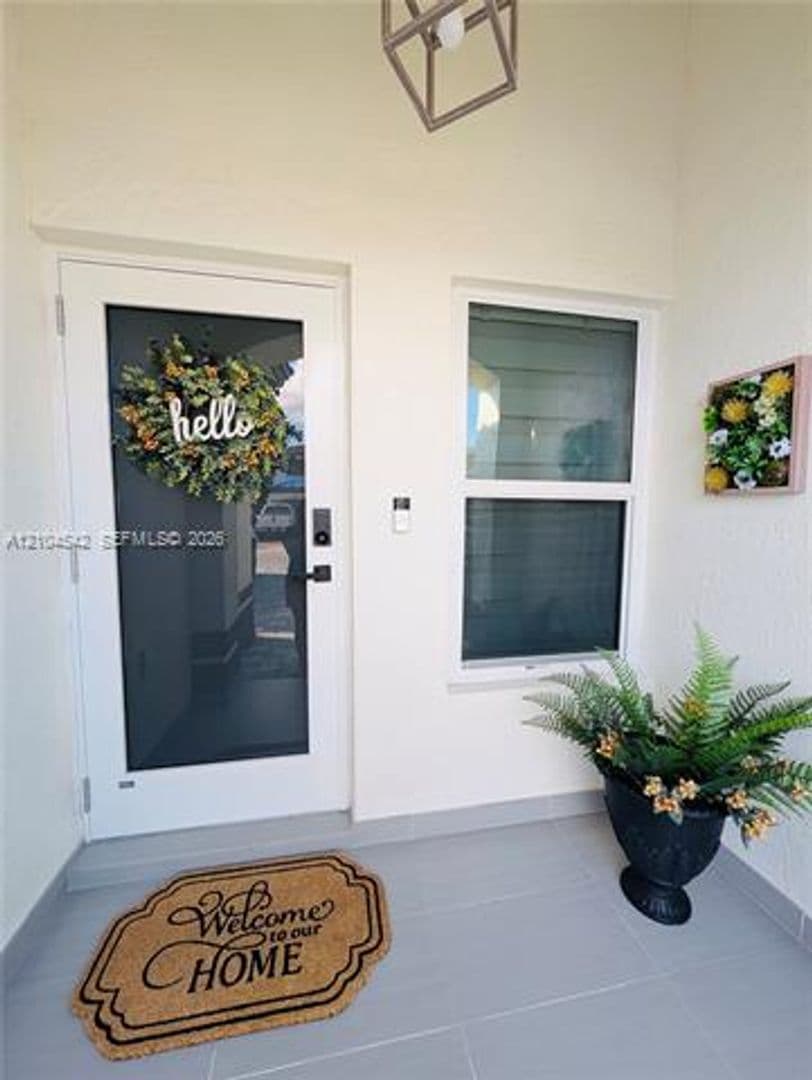 Hialeah House: 8137 NW 199th Ter # 8137