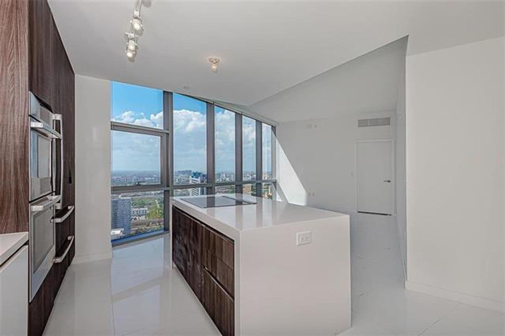 Miami Condo: 851 NE 1st Ave cu-2402