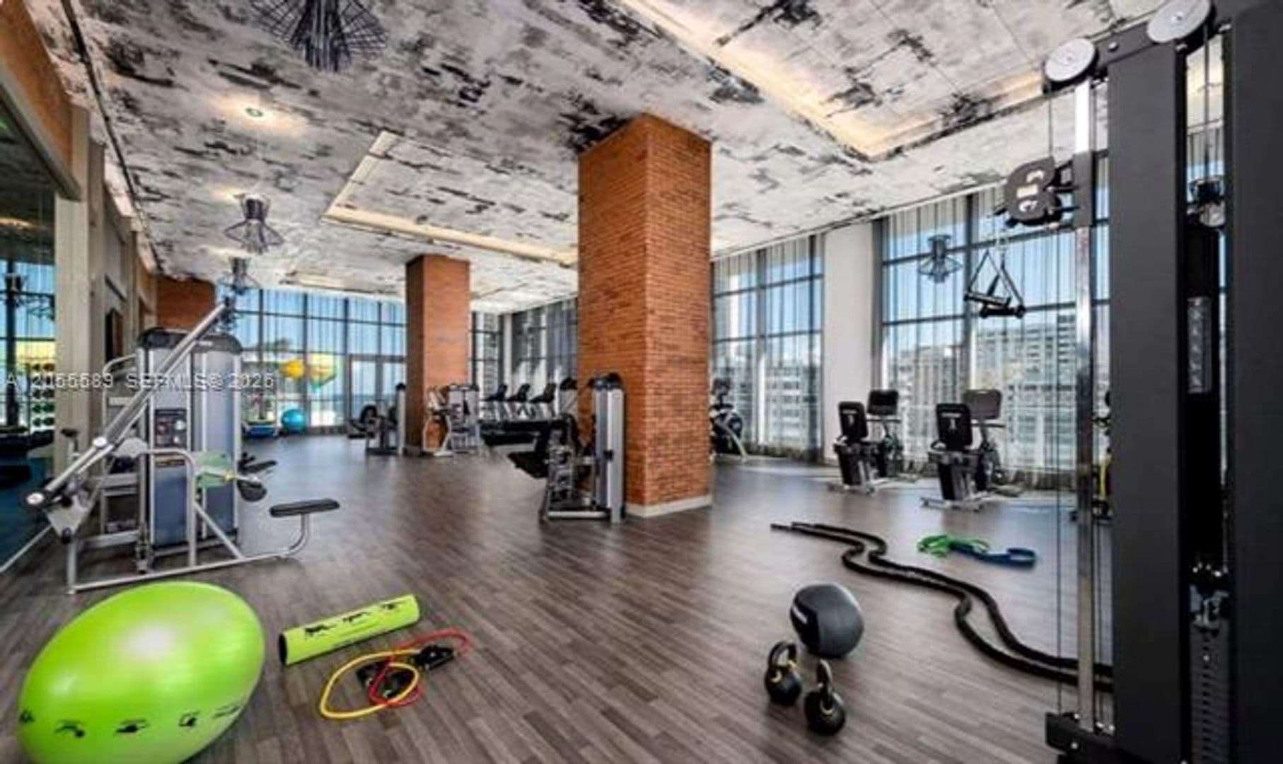 Hollywood Condo: 4010 S Ocean Dr cu-R304