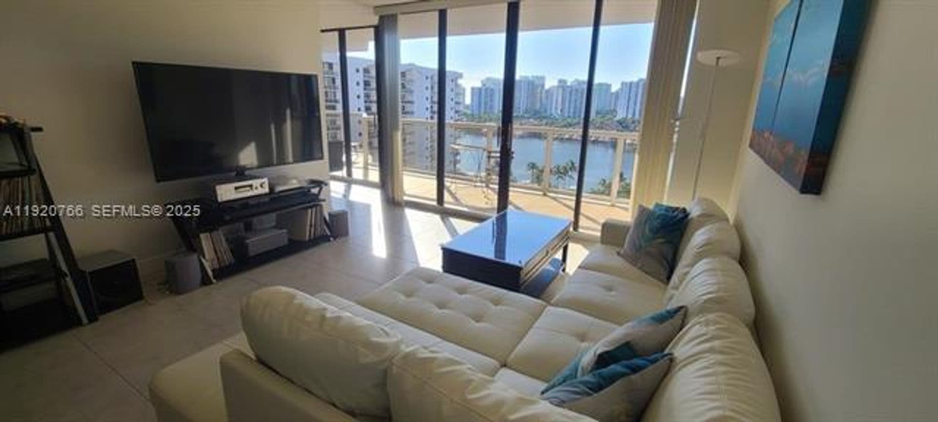 Aventura Condo: 3600 Yacht Club Dr cu-1204