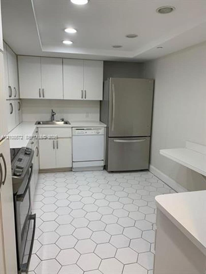 Miami Beach Condo: 5701 Collins Ave cu-301