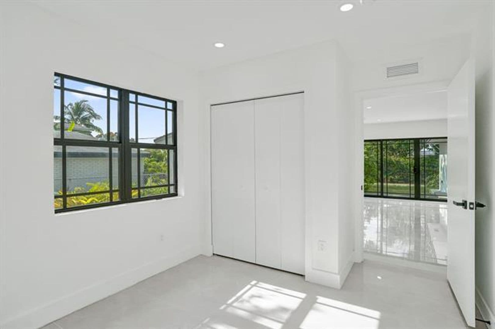 Hollywood House: 3234 Taft St # 3234