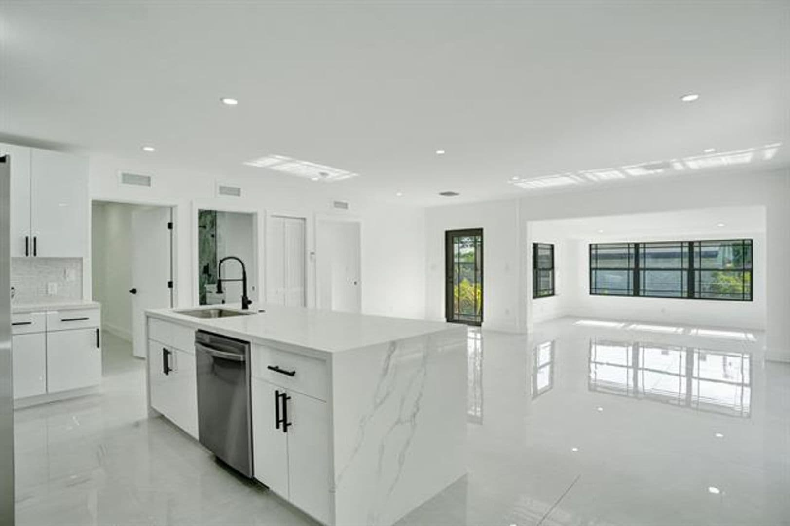 Hollywood House: 3234 Taft St # 3234