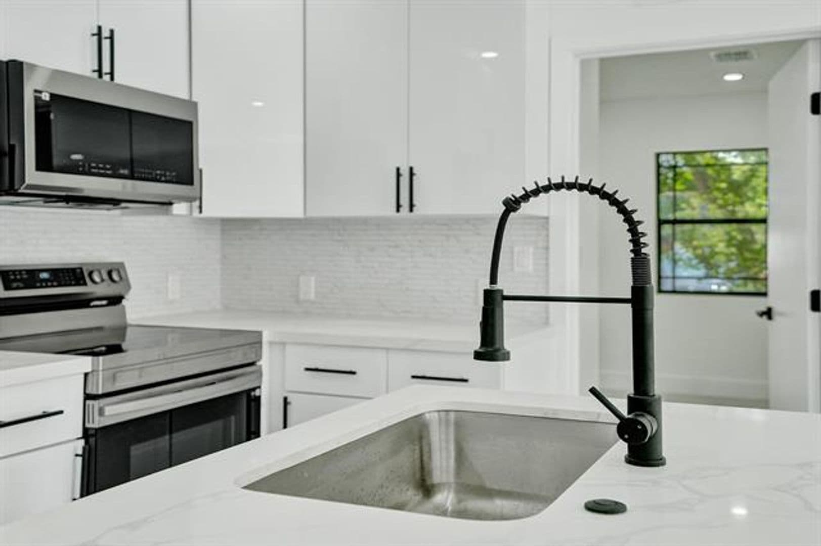Hollywood House: 3234 Taft St # 3234