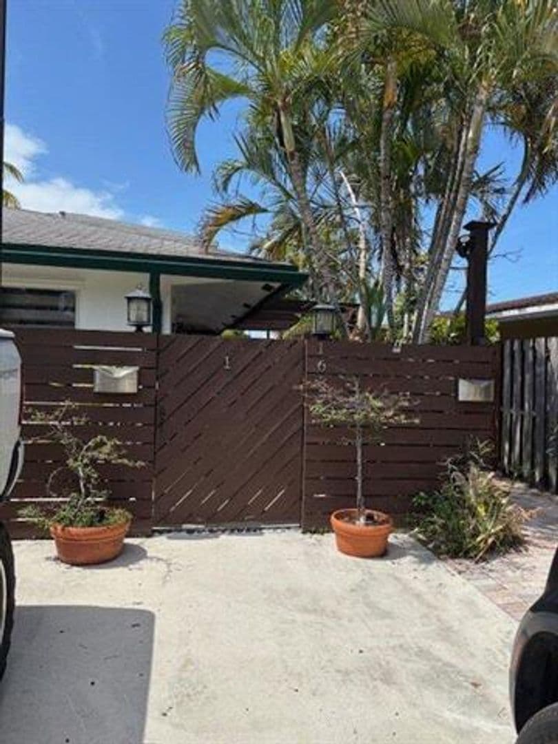Fort Lauderdale Townhome: 1637 NE 5th St th 1637