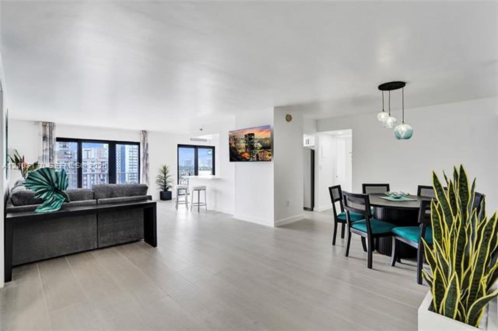 Hollywood Condo: 1201 S Ocean Dr cu-908S