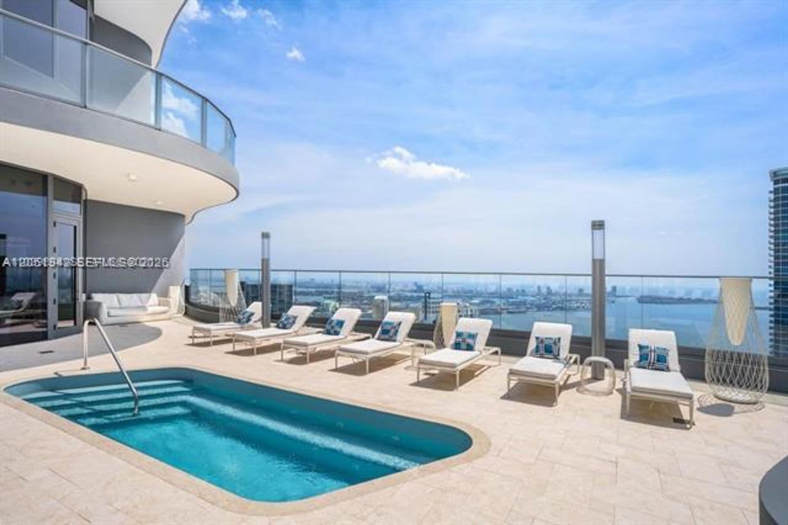 Miami Condo: 1000 Brickell Plz cu-2110