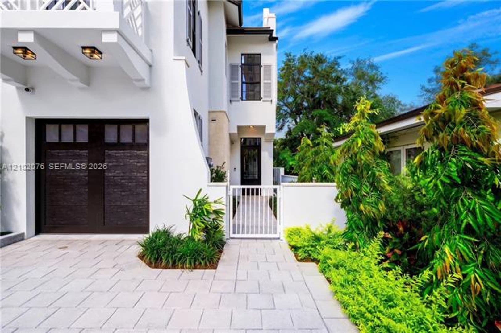 Coral Gables Townhome: 2710 Le Jeune Rd th 2710