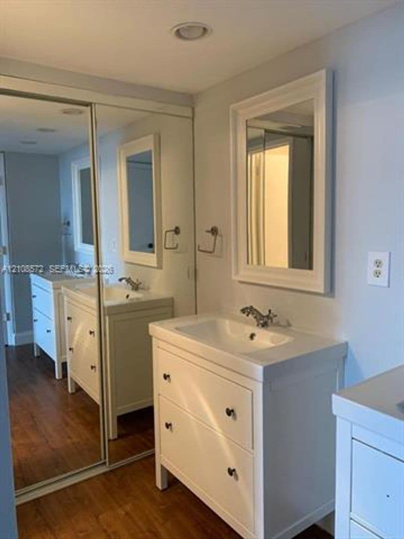 Miami Beach Condo: 5701 Collins Ave cu-301