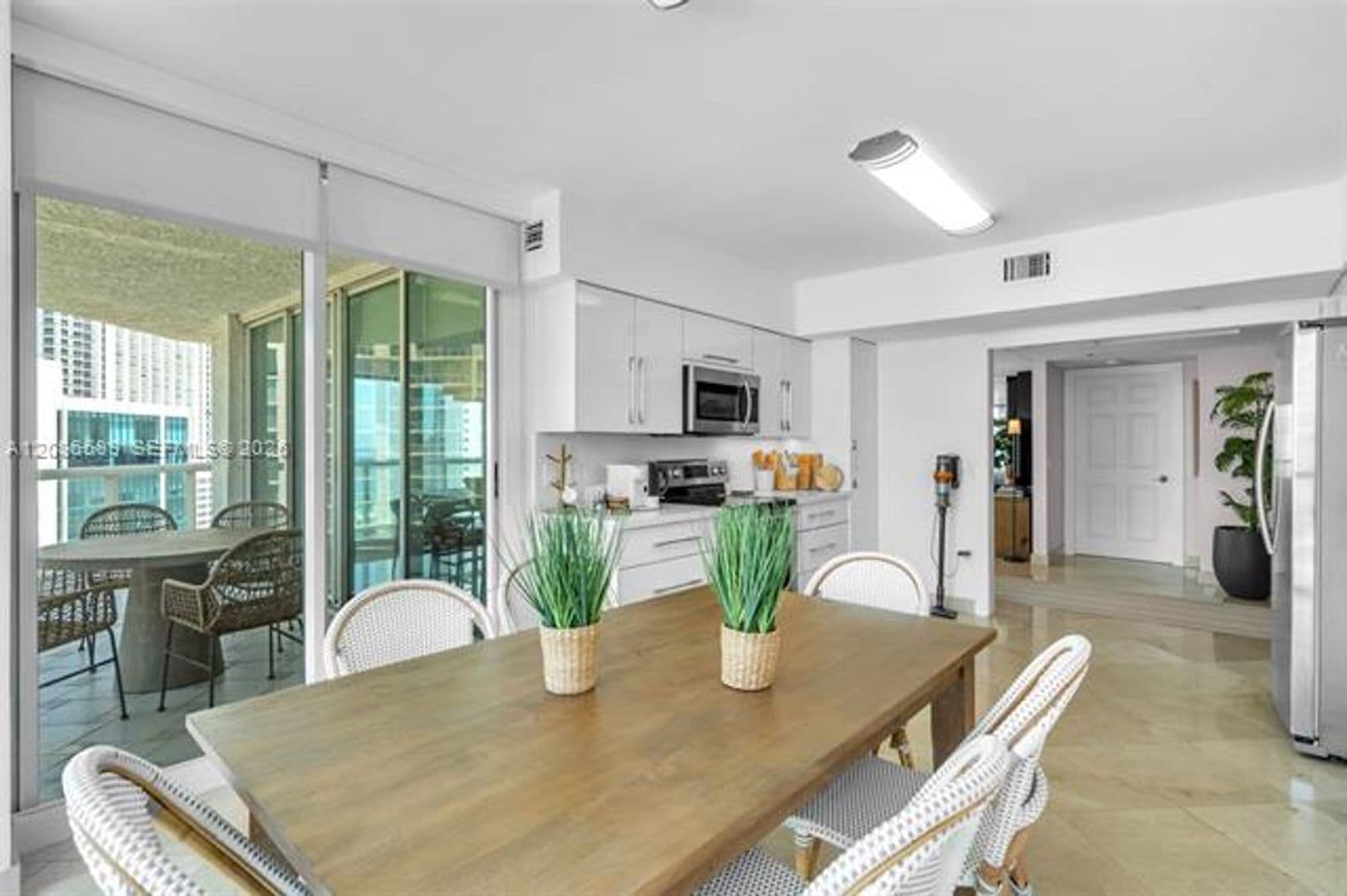 Sunny Isles Beach Condo: 16400 Collins Ave cu-1541