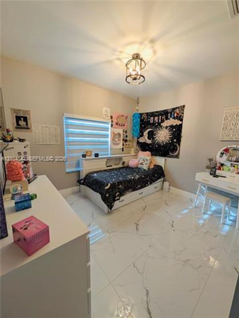Hialeah House: 8137 NW 199th Ter # 8137