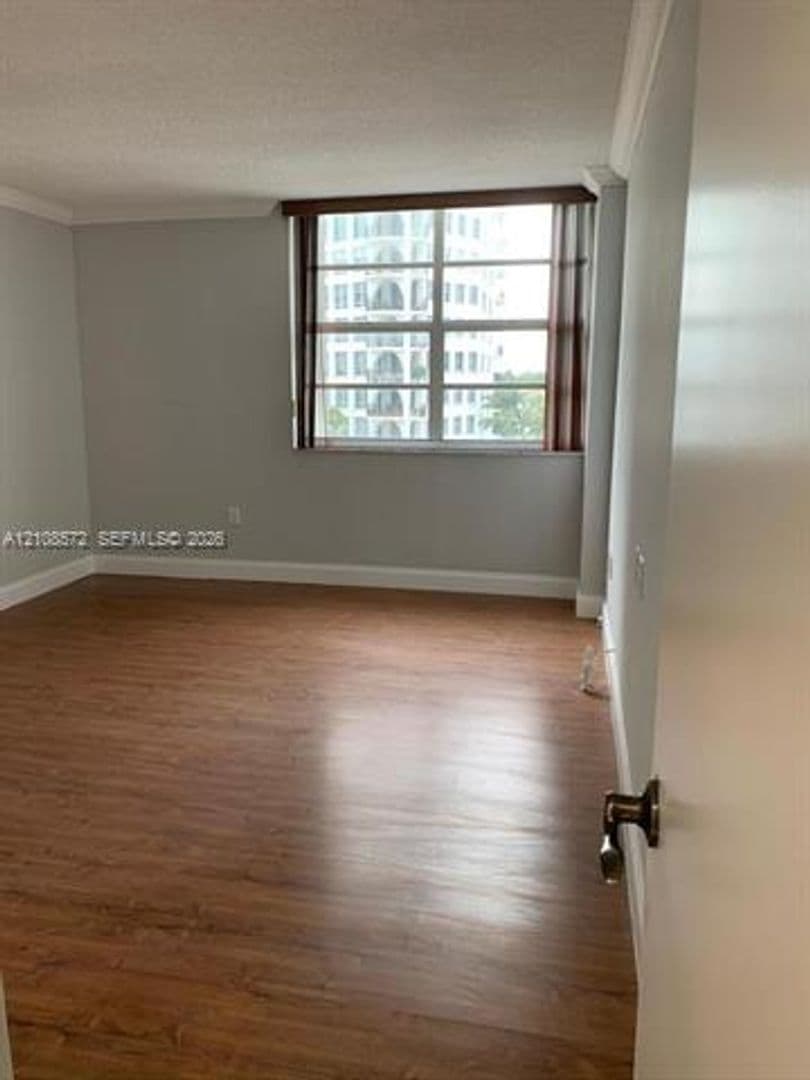 Miami Beach Condo: 5701 Collins Ave cu-301