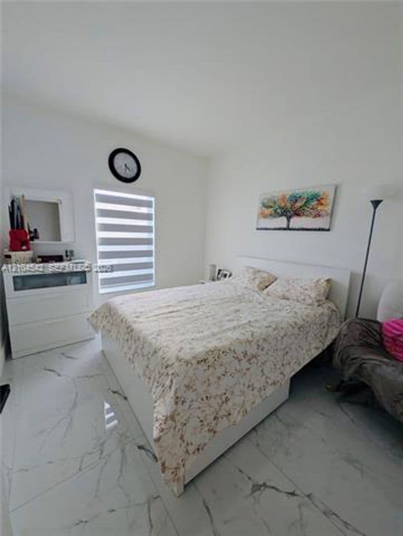 Hialeah House: 8137 NW 199th Ter # 8137
