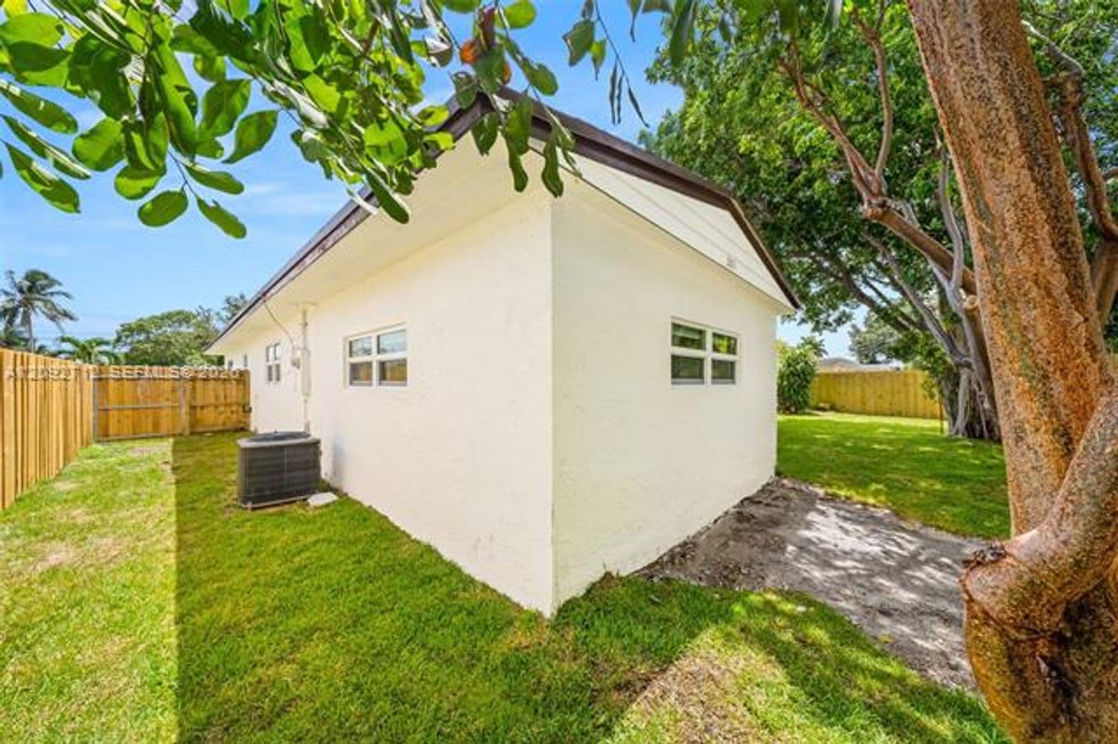 Hollywood House: 2819 Cleveland St # 2819