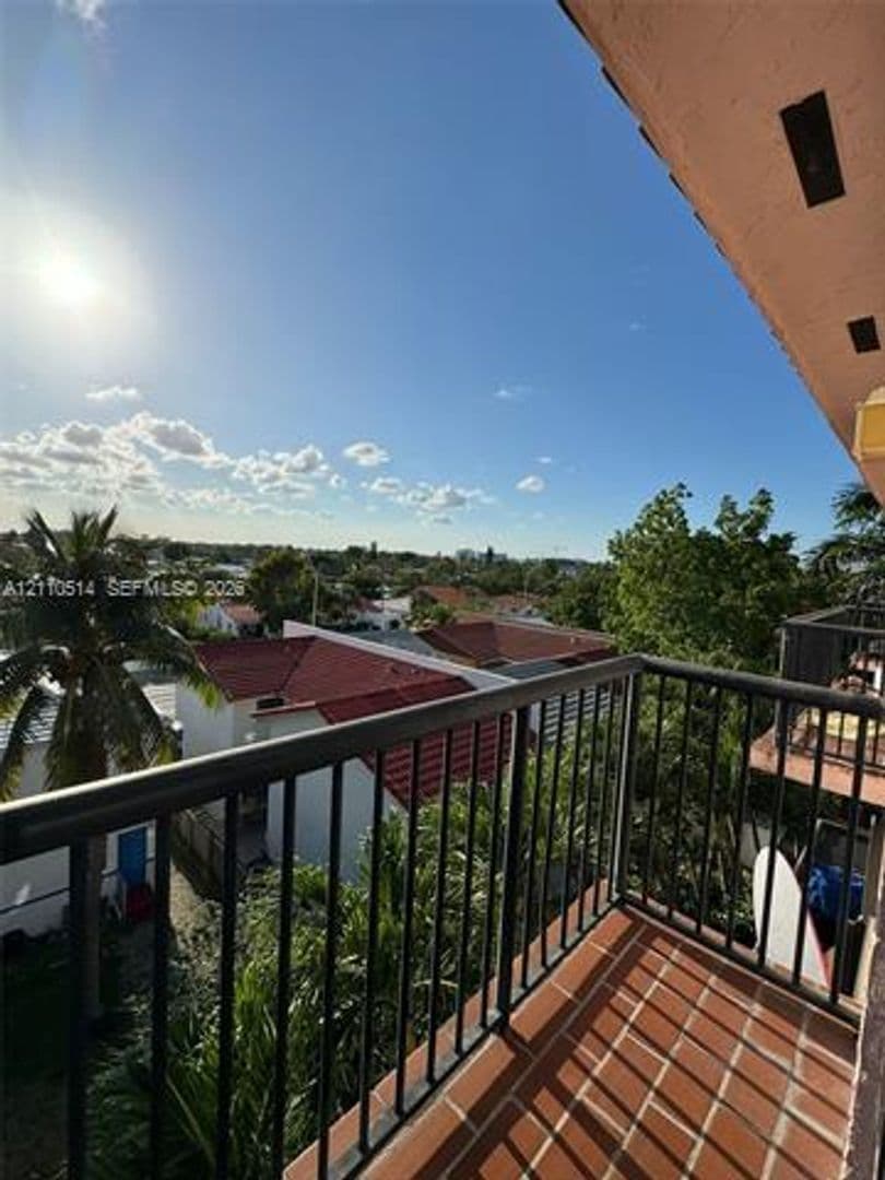 Surfside Condo: 8816 Collins Ave cu-304