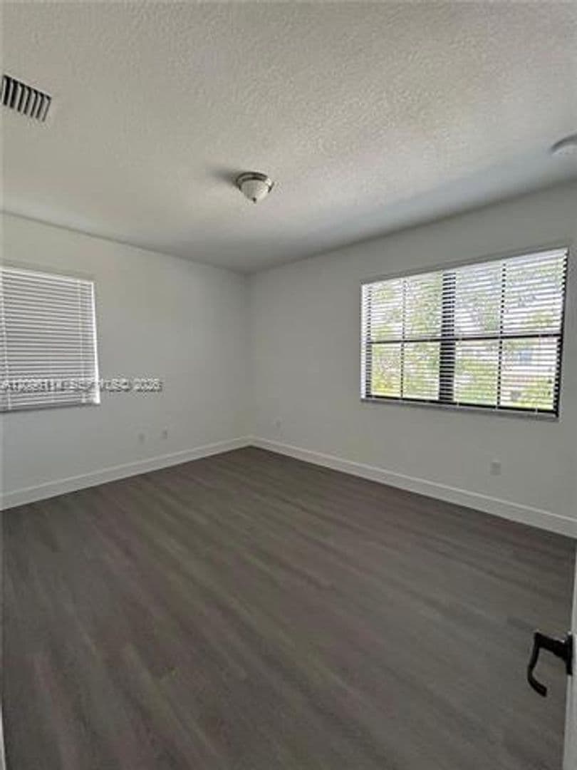 Hialeah House: 9883 W 34th Ln # 0