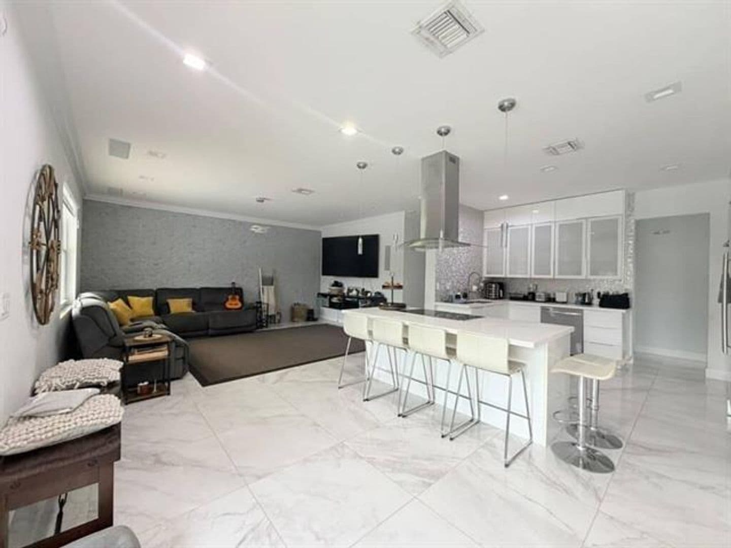Weston House: 4251 E Seneca Ave # 4251