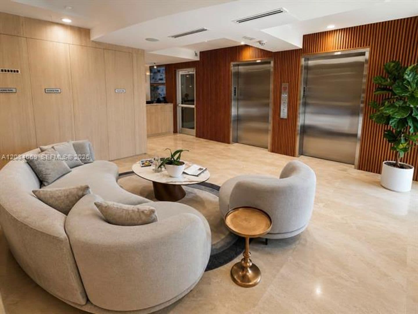Miami Beach Condo: 5880 Collins Ave cu-903