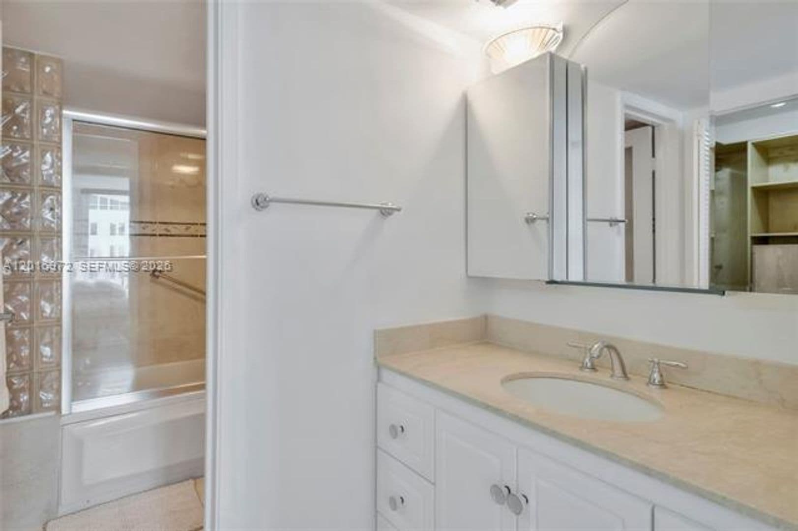 Miami Beach Condo: 2401 Collins Ave cu-1805