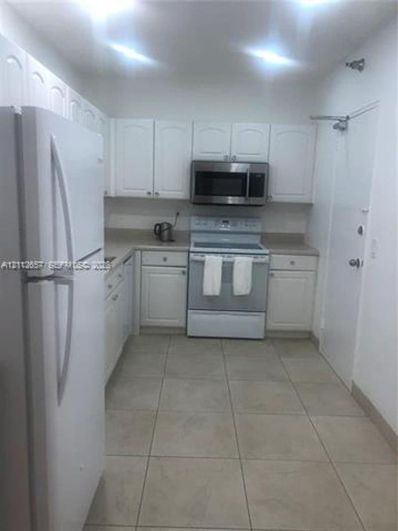 Bal Harbour Condo: 10185 Collins Ave cu-1016