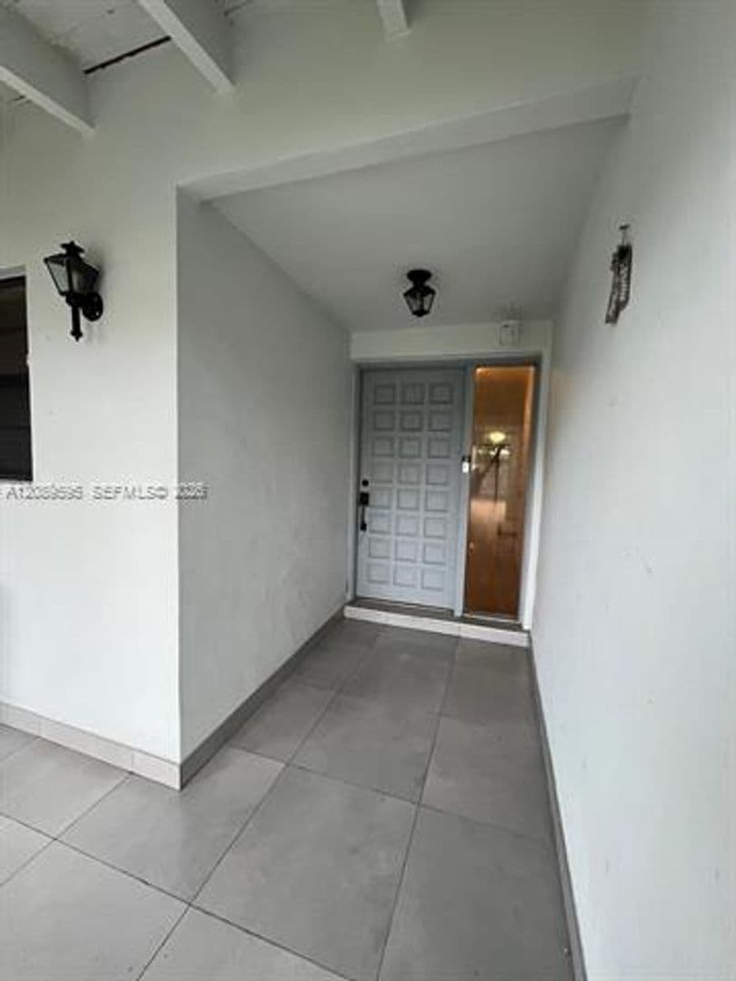 Hialeah House: 1400 W 39th Pl th 1400