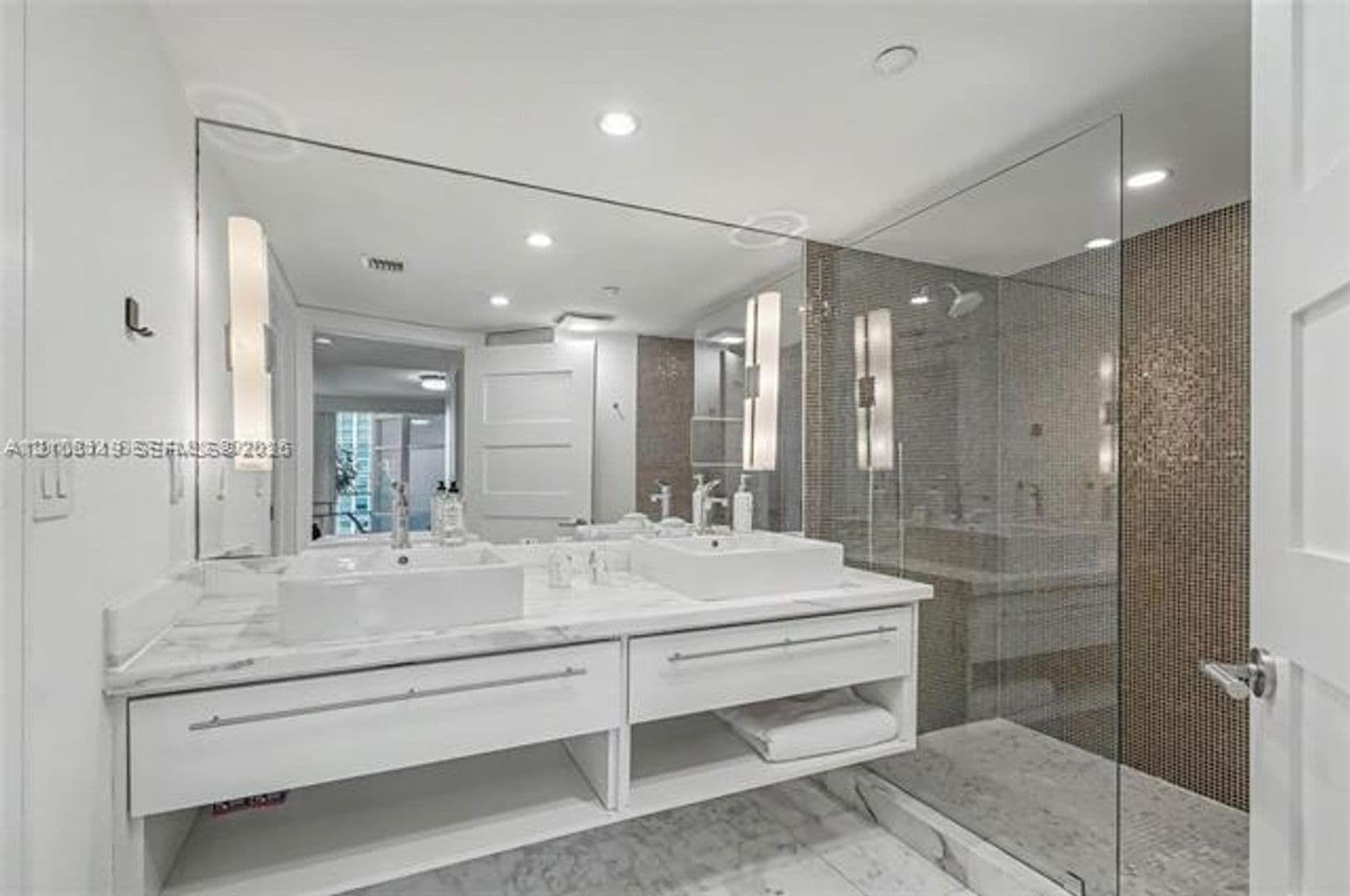 Miami Beach Condo: 5025 Collins Ave cu-903